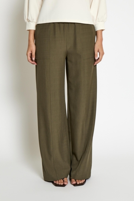 Peppercorn groene dames broek | Model vooraanzicht