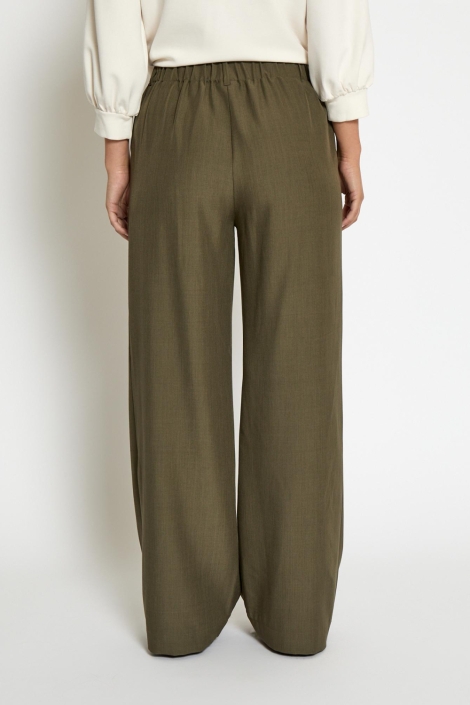 Peppercorn groene dames broek | Model achteraanzicht