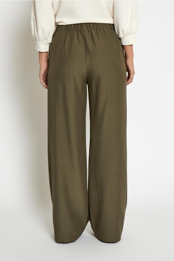 Peppercorn groene dames broek | Model achteraanzicht