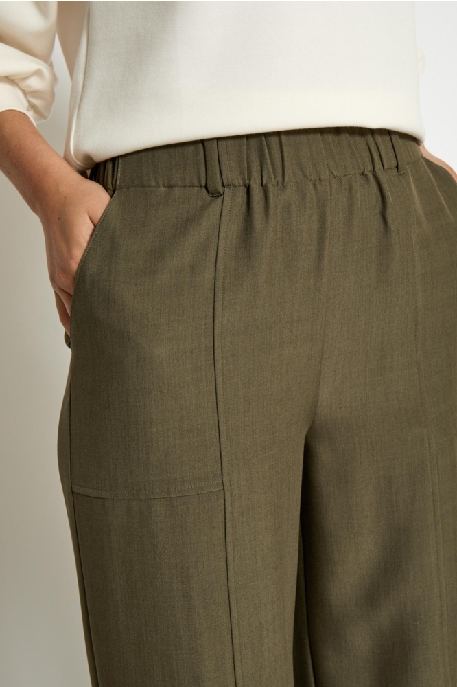 Peppercorn groene dames broek | Close up