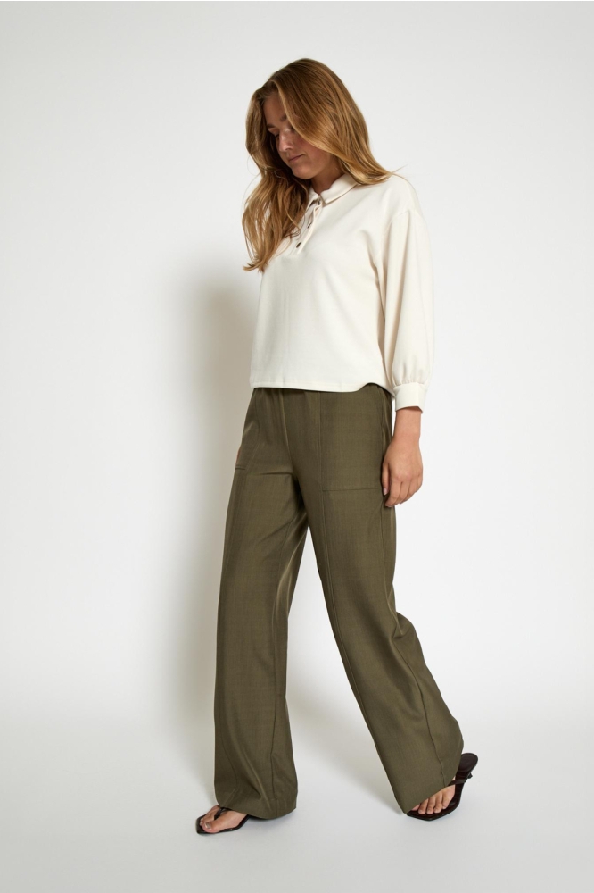 Peppercorn groene dames broek | Model