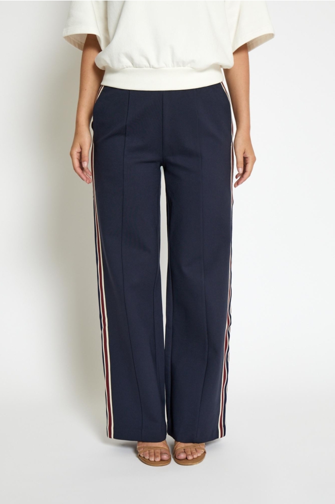 Minus blauwe dames broek | Model vooraanzicht