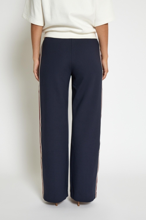 Minus blauwe dames broek | Model achteraanzicht