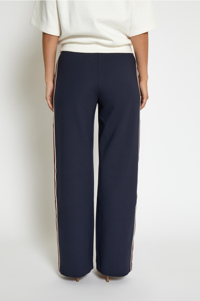 Minus blauwe dames broek | Model achteraanzicht