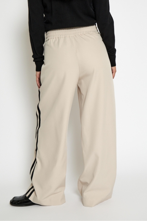 Minus ecru dames broek | Model achteraanzicht