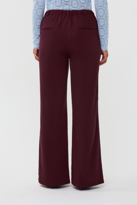 Ydence bordeaux dames broek | Model achteraanzicht