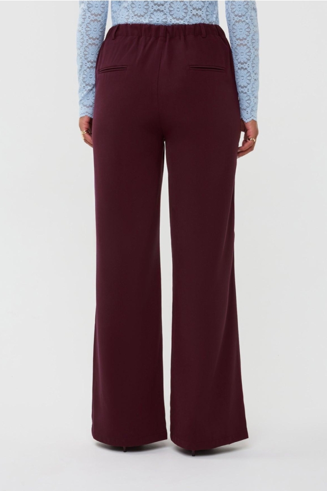 Ydence bordeaux dames broek | Model achteraanzicht