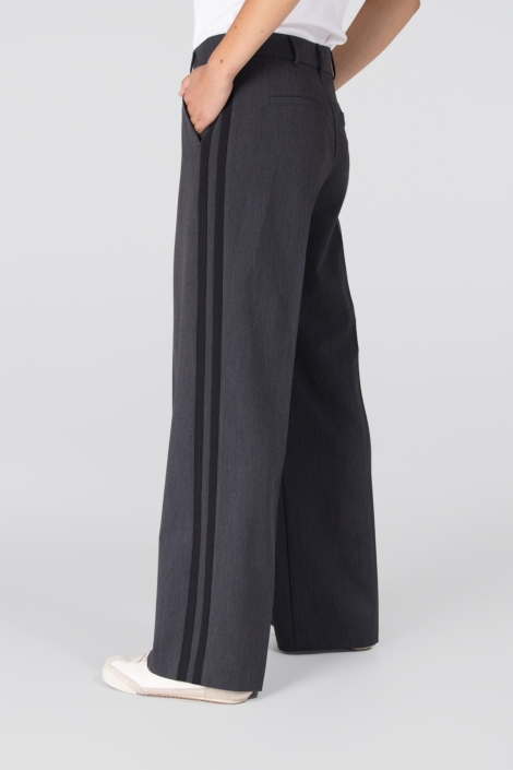Juffrouw Jansen grijze dames broek | Model zijaanzicht