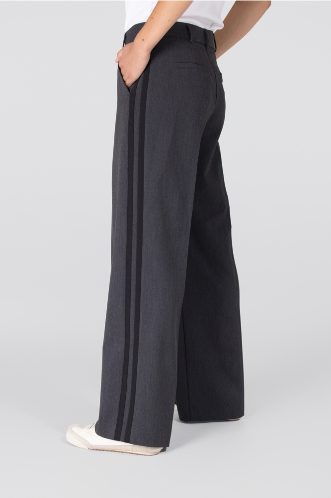 Juffrouw Jansen grijze dames broek | Model zijaanzicht