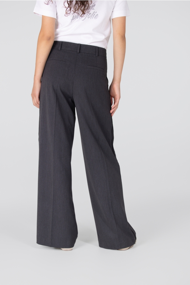 Juffrouw Jansen grijze dames broek | Model achteraanzicht