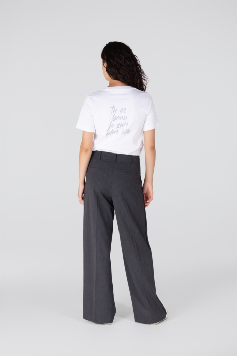 Juffrouw Jansen grijze dames broek | Model achteraanzicht