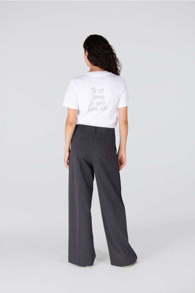Juffrouw Jansen grijze dames broek | Model achteraanzicht