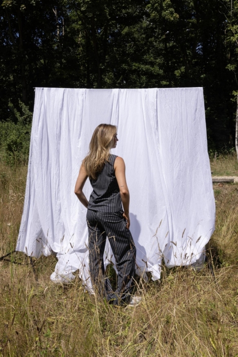 Kimara grijze dames broek | Model achteraanzicht