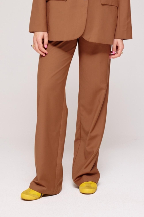 Harper & Yve camel dames broek | Model vooraanzicht
