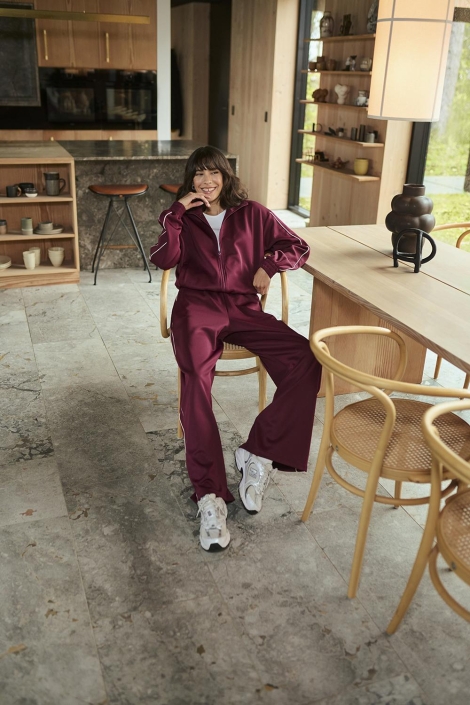 Kaffe bordeaux dames broek | Sfeerbeeld, In situatie