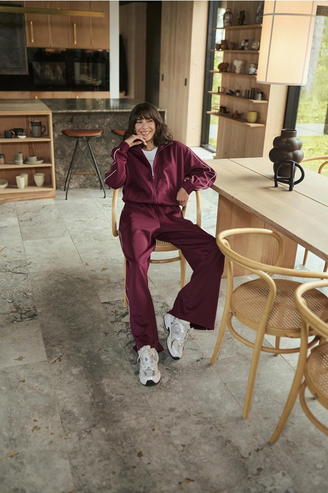 Kaffe bordeaux dames broek | Sfeerbeeld, In situatie