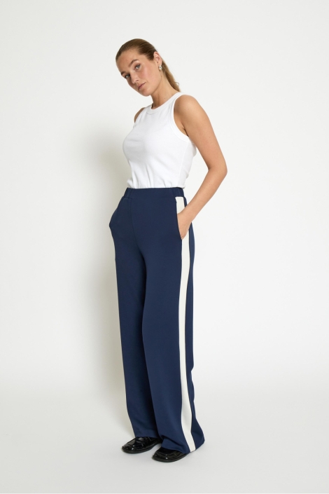 Peppercorn blauwe dames broek | Model vooraanzicht