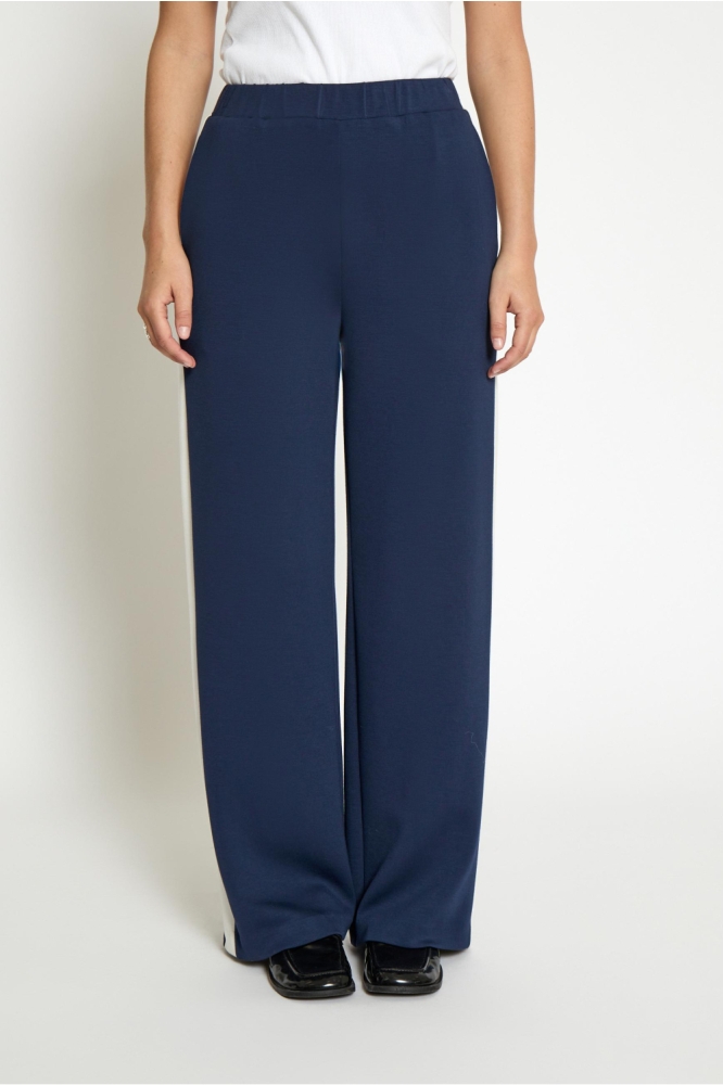 Peppercorn blauwe dames broek | Model vooraanzicht