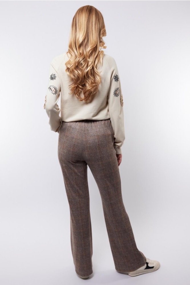C&S The Label camel dames broek | Model achteraanzicht