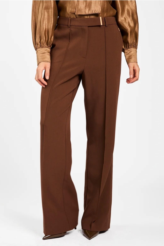Aaiko bruine dames broek | Model vooraanzicht
