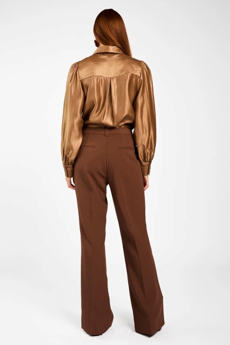 Aaiko bruine dames broek | Model achteraanzicht