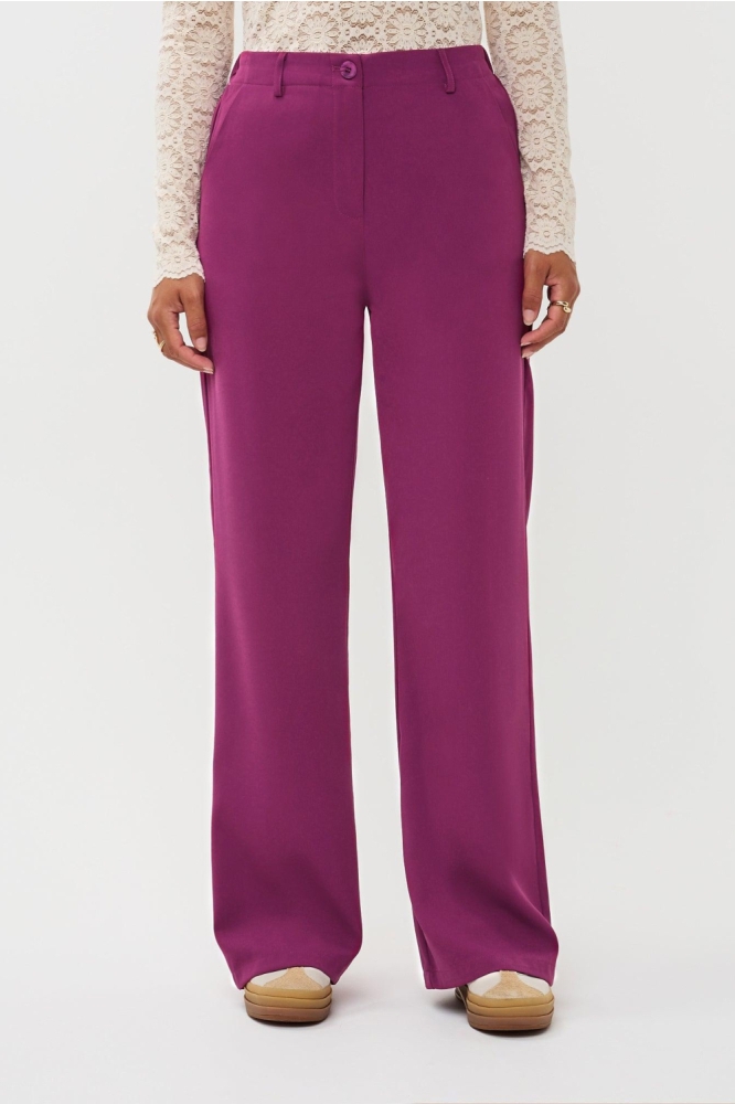 Ydence paarse dames broek | Model vooraanzicht