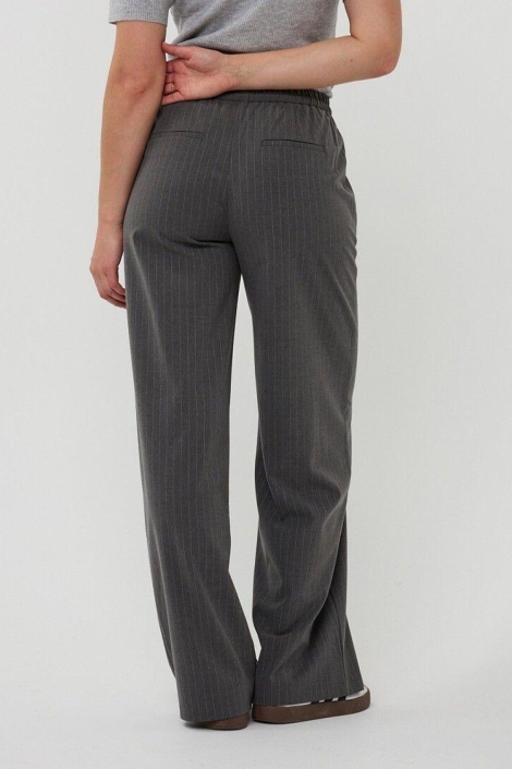 EsQualo grijze dames broek | Model achteraanzicht