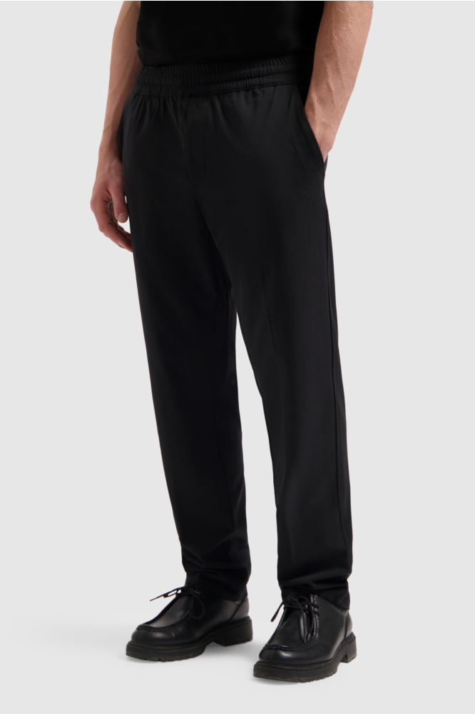 Pure Path zwarte heren broek | Model vooraanzicht