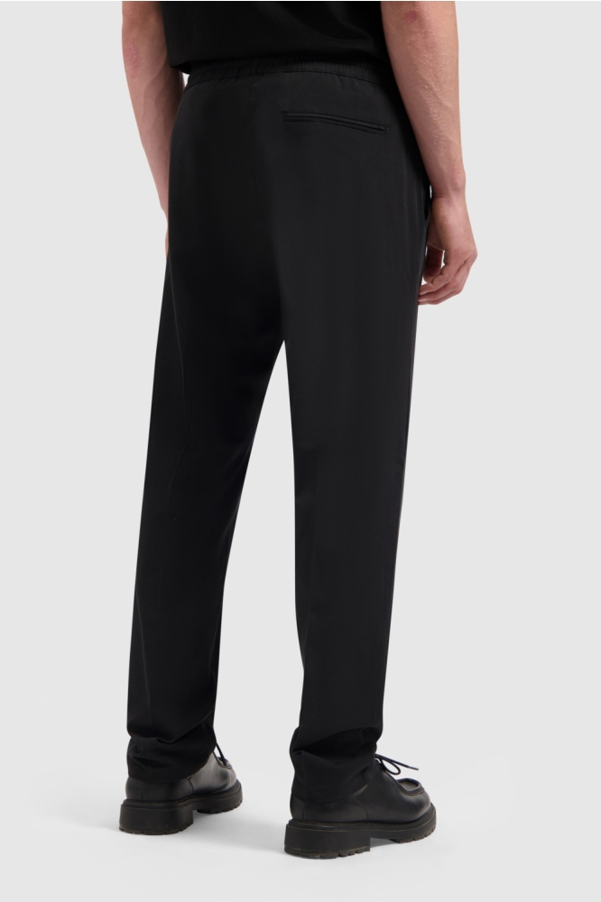 Pure Path zwarte heren broek | Model achteraanzicht