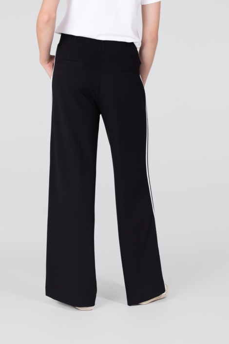 Juffrouw Jansen zwarte dames broek | Model achteraanzicht