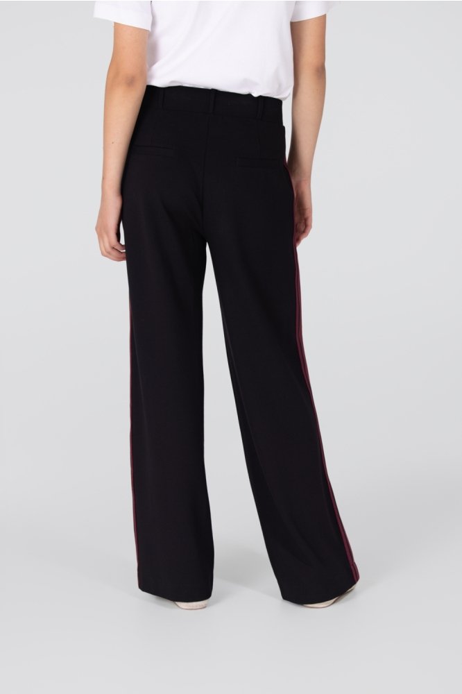 Juffrouw Jansen zwarte dames broek | Model achteraanzicht