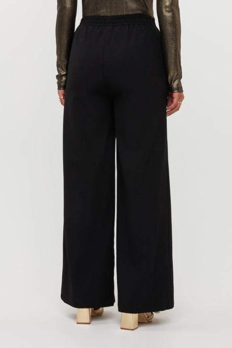 Ydence zwarte dames broek | Model achteraanzicht