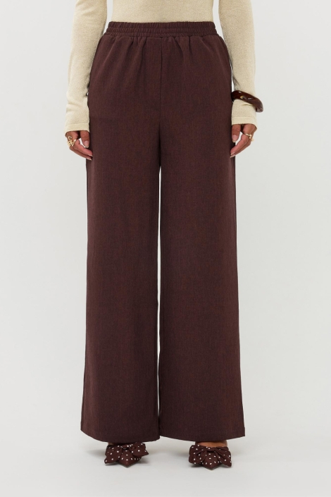 Ydence bruine dames broek | Model vooraanzicht