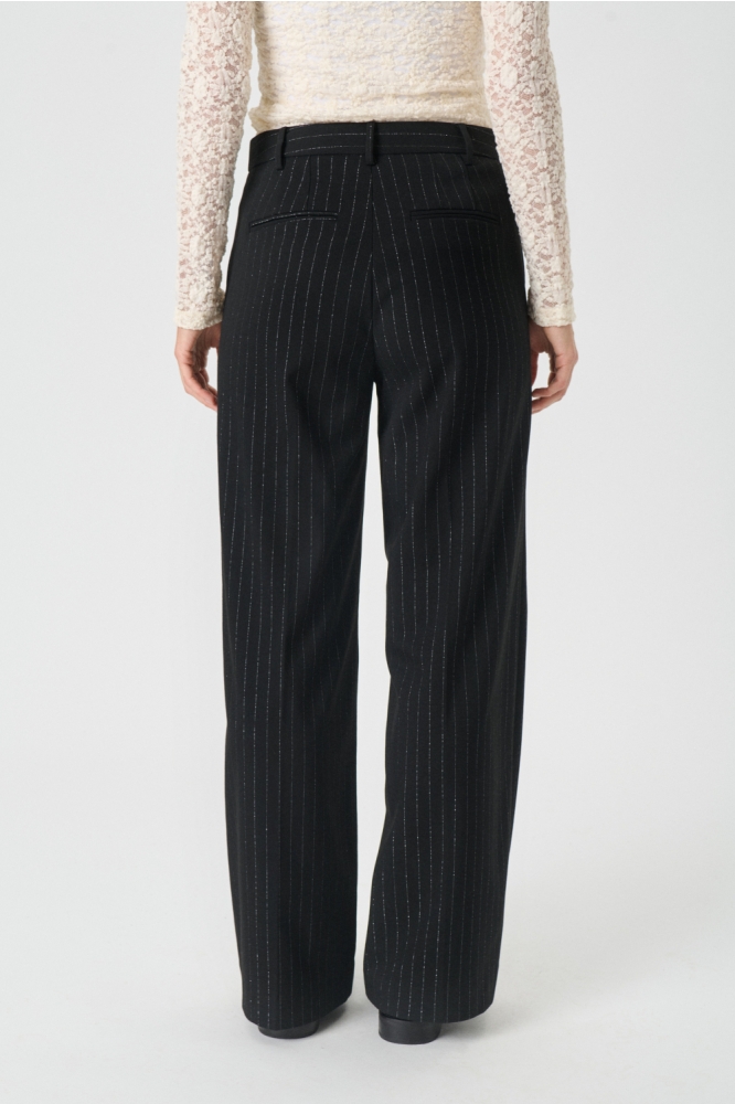 Part Two zwarte dames broek | Model achteraanzicht