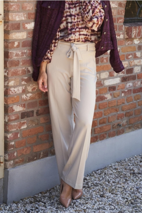 NED beige dames broek | Sfeerbeeld, In situatie