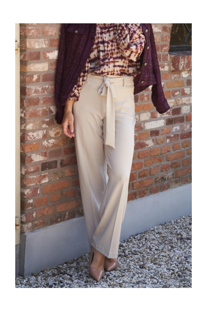 NED beige dames broek | Sfeerbeeld, In situatie