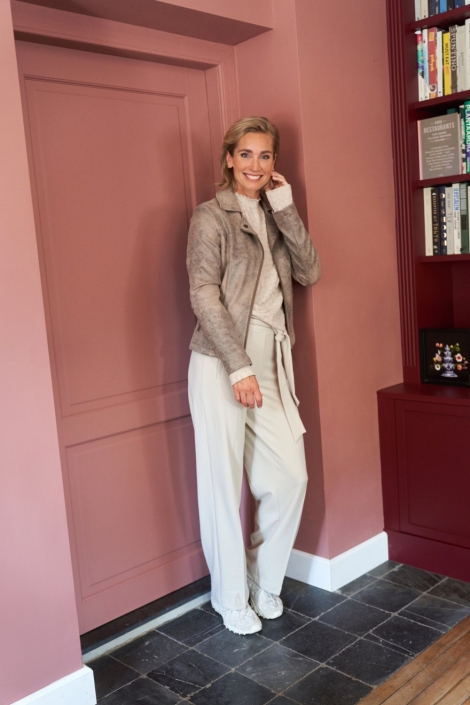 NED beige dames broek | Sfeerbeeld, In situatie