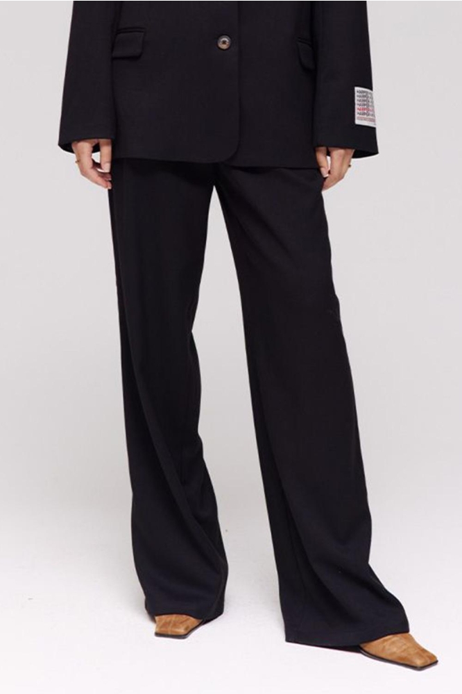 Harper & Yve zwarte dames broek | Model vooraanzicht