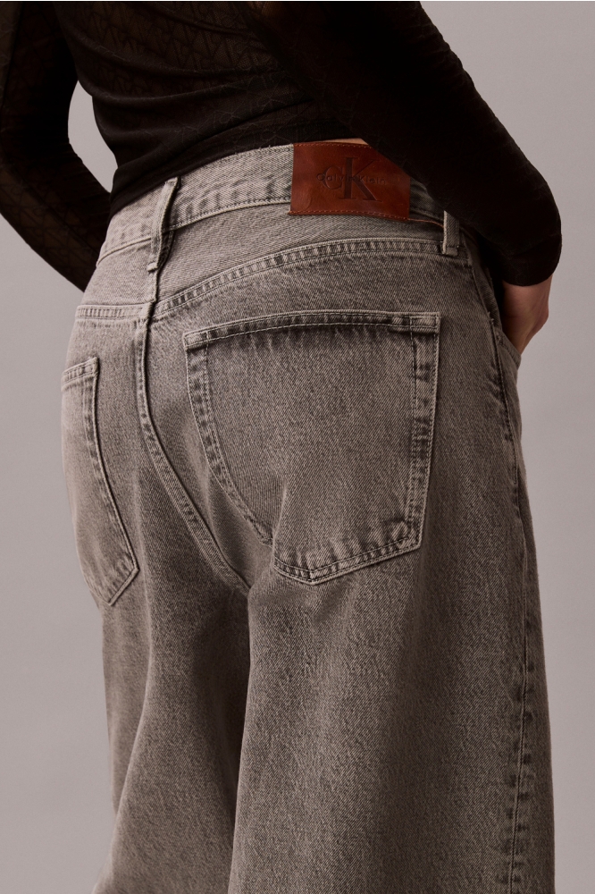 Calvin Klein grijze dames jeans | Model achteraanzicht