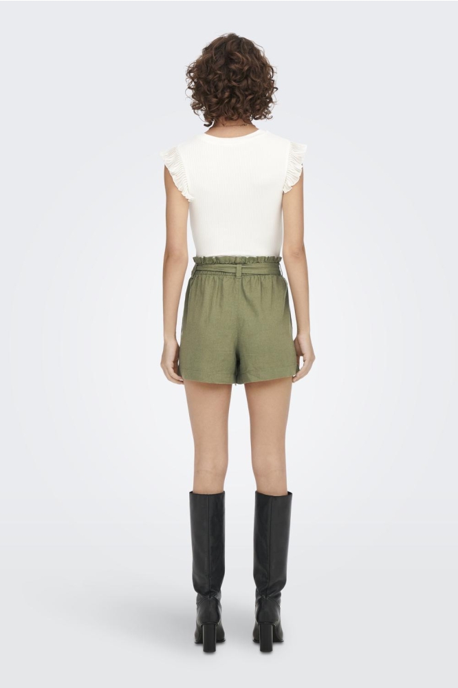 Jacqueline de Yong groene dames korte broek | Model achteraanzicht