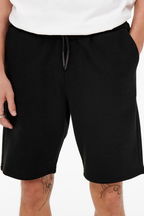 Only & Sons zwarte heren korte broek | Model vooraanzicht