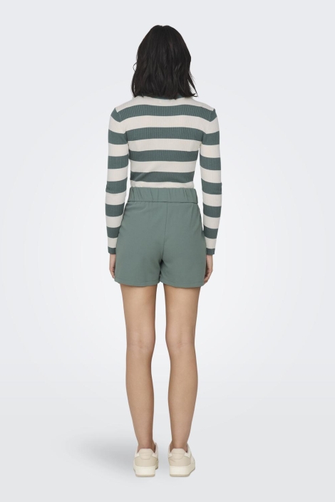 Jacqueline de Yong groene dames korte broek | Model achteraanzicht