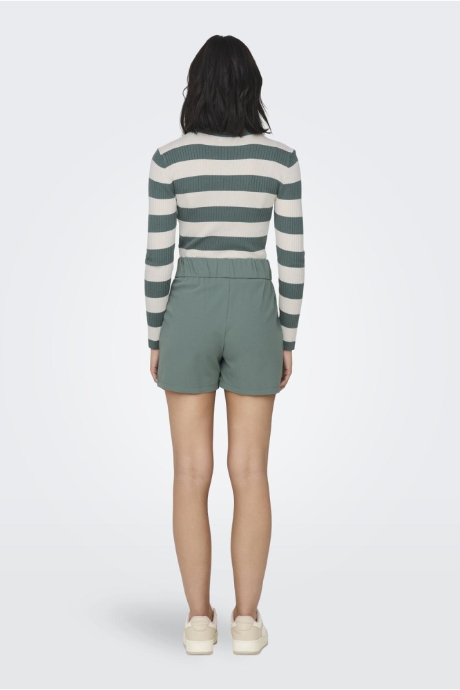 Jacqueline de Yong groene dames korte broek | Model achteraanzicht