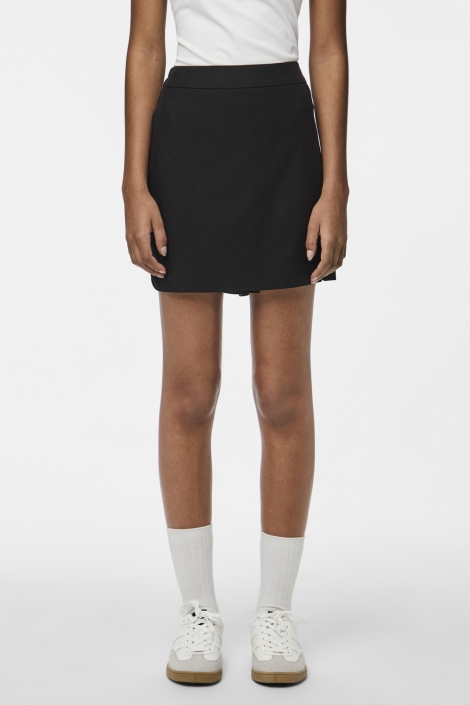 Pieces zwarte dames korte broek | Model vooraanzicht