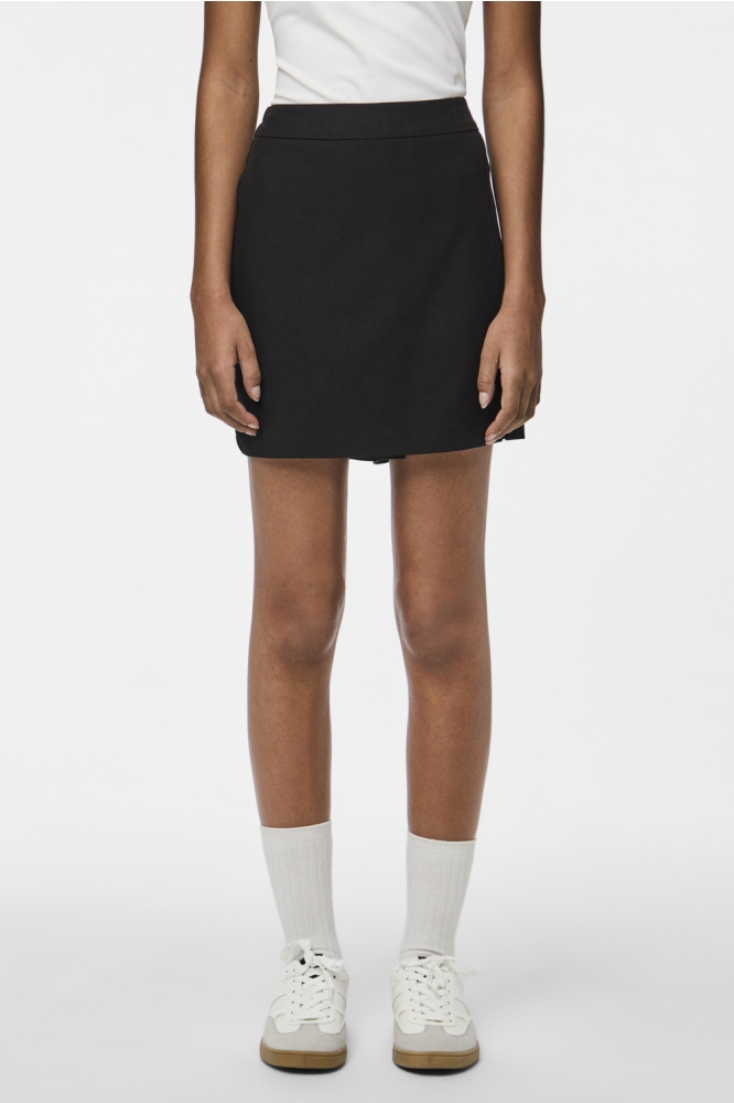 Pieces zwarte dames korte broek | Model vooraanzicht
