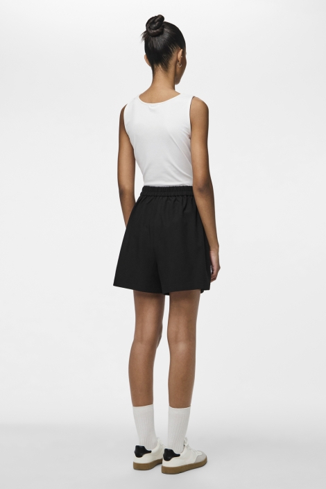 Pieces zwarte dames korte broek | Model achteraanzicht