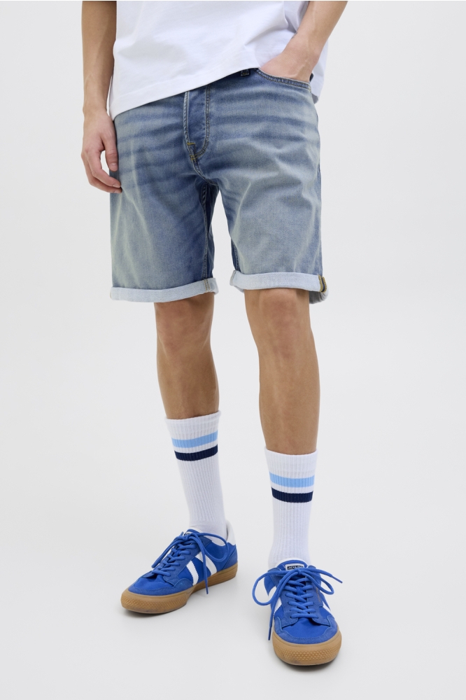 Jack & Jones blauwe heren korte broek | Model vooraanzicht
