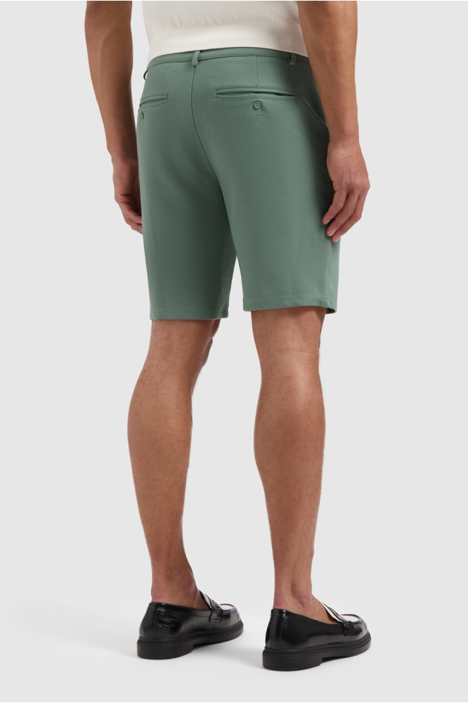 Pure Path groene heren korte broek | Model achteraanzicht