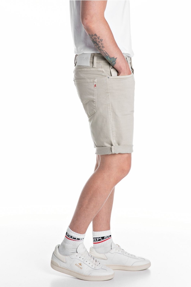 Replay groene heren korte broek | Model zijaanzicht