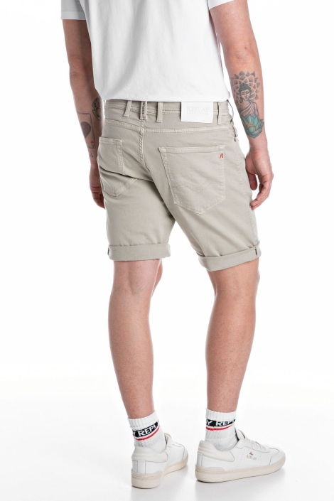 Replay groene heren korte broek | Model achteraanzicht